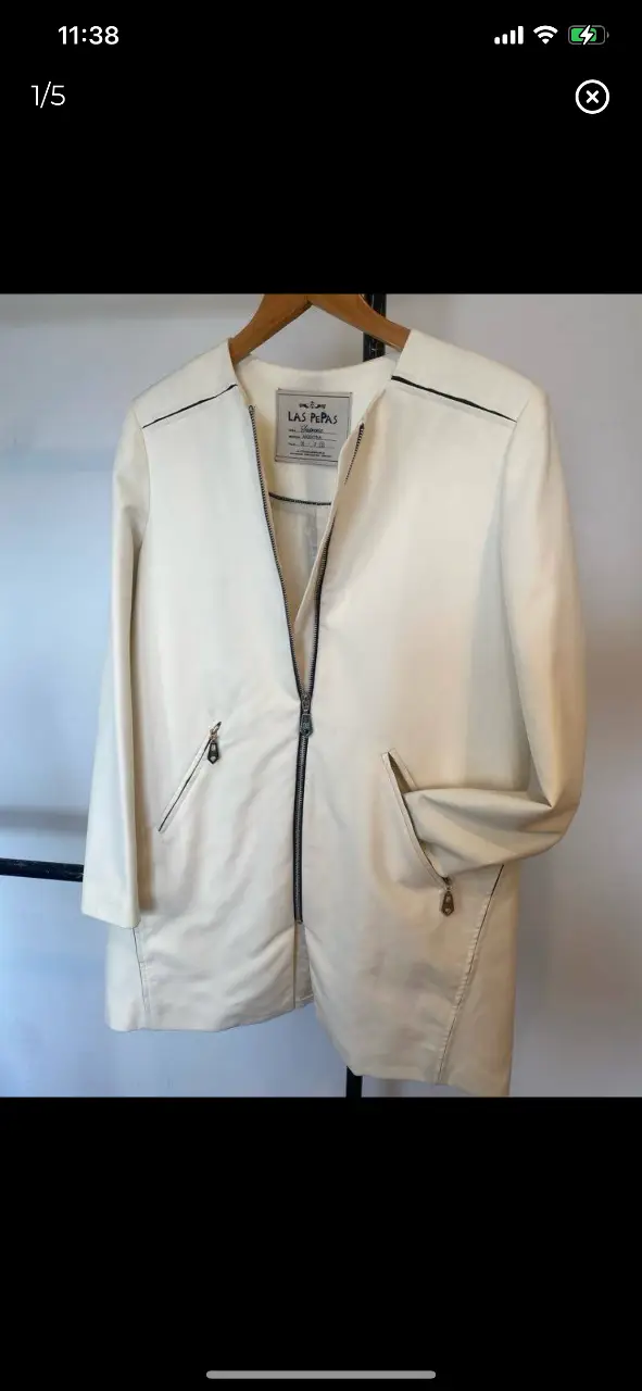 Campera Las Pepas Modelo Waterloo color tiza con detalles en negro. Posee bolsillos con cierre. Ideal para un look elegante y moderno. hombros 42, axilas 50, mangas 60, largo 80
