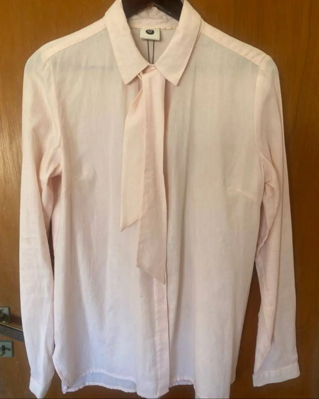 camisa de la marca danesa peppercorn nuevo con etiqueta talle m europeo tiene un pequeño detalle cerca del hombro y una pequeña manchita abajo(ver fotos) la camisa tiene un lazo desmontable al cuello. algodón 100% de hermosa calidad