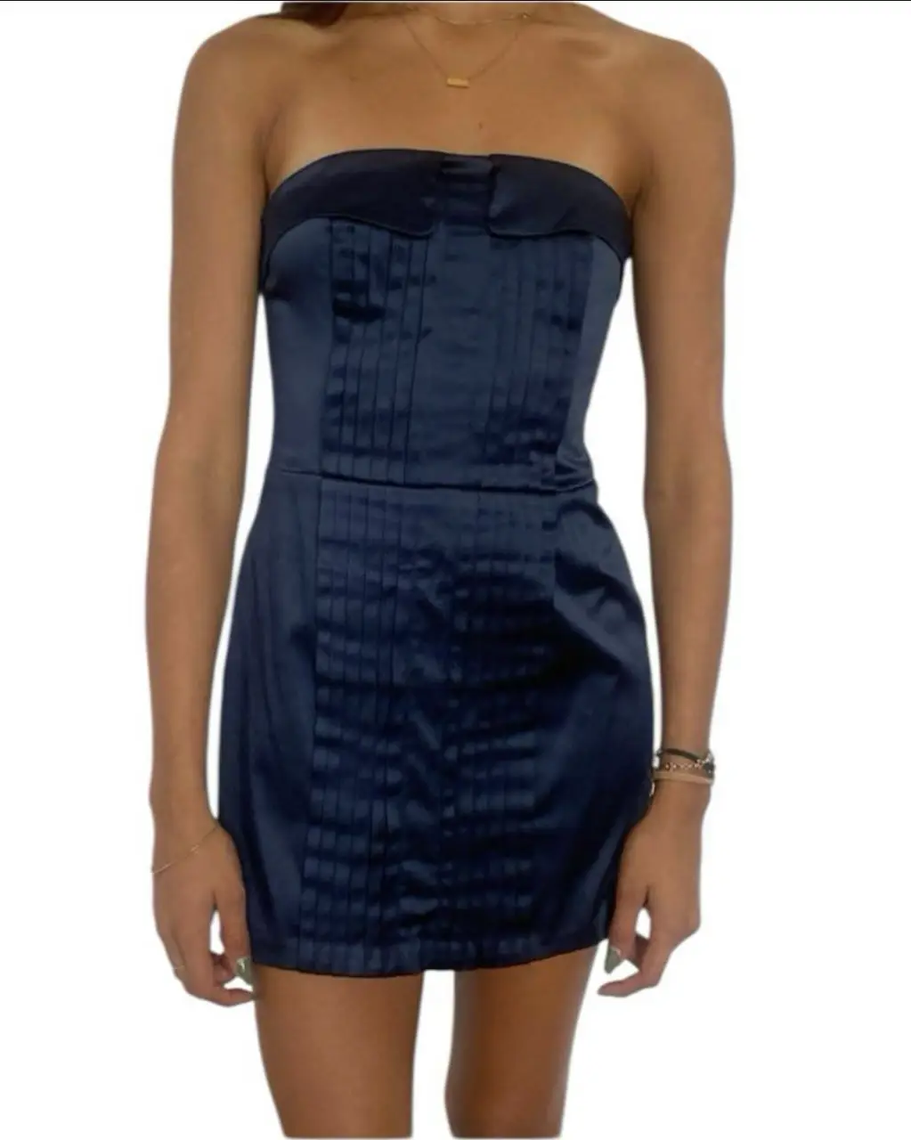 Vestido mini strapless de raso azul oscuro, ideal para fiesta. Diseño elegante con detalles plisados y cierre trasero.borde escote 38 corte de cintura 35 cadera  44 largo 60. 