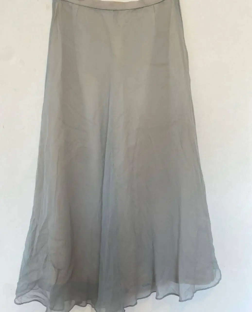 Pollera larga de tela liviana en tono gris claro, con forro interior. Ideal para un look fresco y elegante.cintura 32 largo 68 aprox
