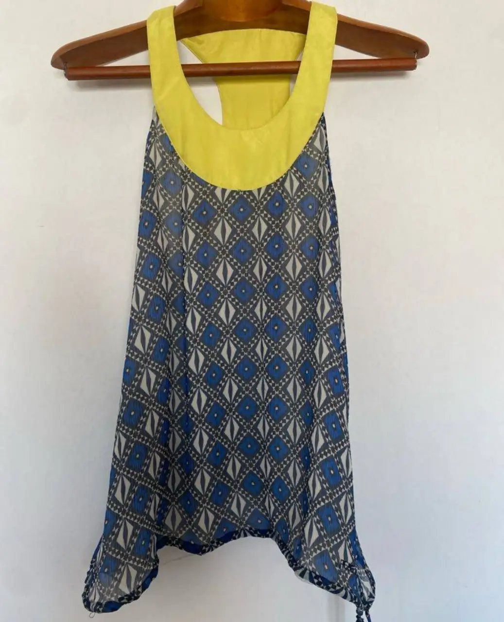 Musculosa de mujer con estampado geométrico en tonos azules y amarillos. Diseño con espalda deportiva y detalle de la marca Pepe Jeans.