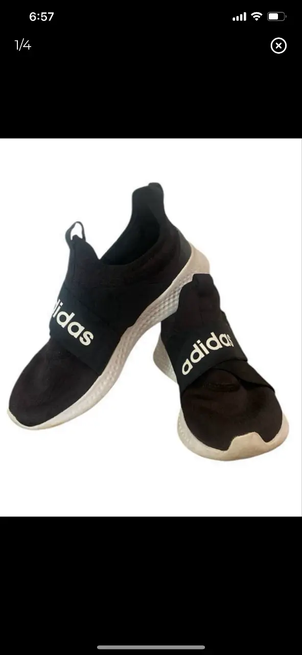Zapatillas Adidas cloudfoam negras con detalles blancos. Diseño slip-on con banda elástica con la marca. Suela blanca. Talle 36,5   24,5 plantilla 