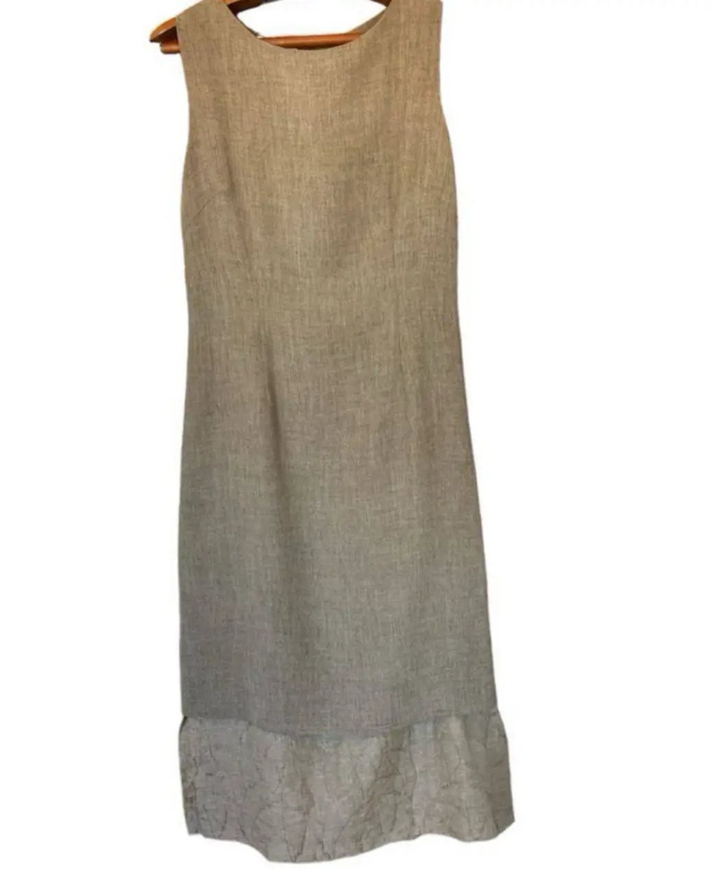 Vestido largo verde seco sin mangas, con detalle de tela plisada en el bajo. Marca Carven Paris, talle 3. axilas 47 cintura 43 largo 128