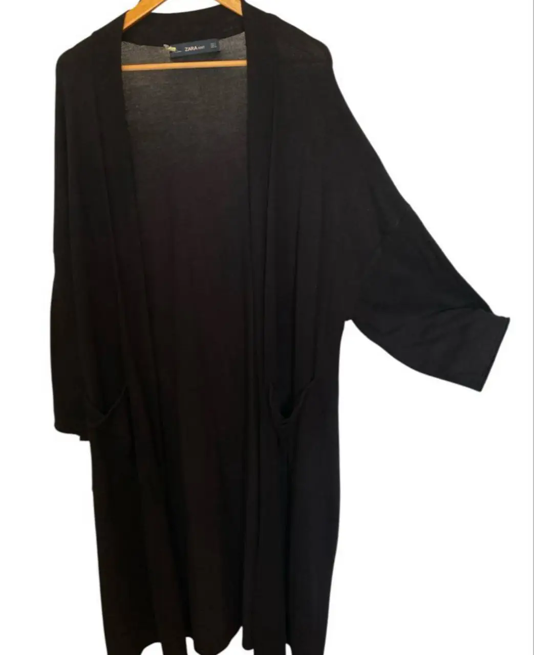 Cardigan largo de tejido liviano en color negro, con bolsillos delanteros. Ideal para un look casual y cómodo. talle S Oversize 