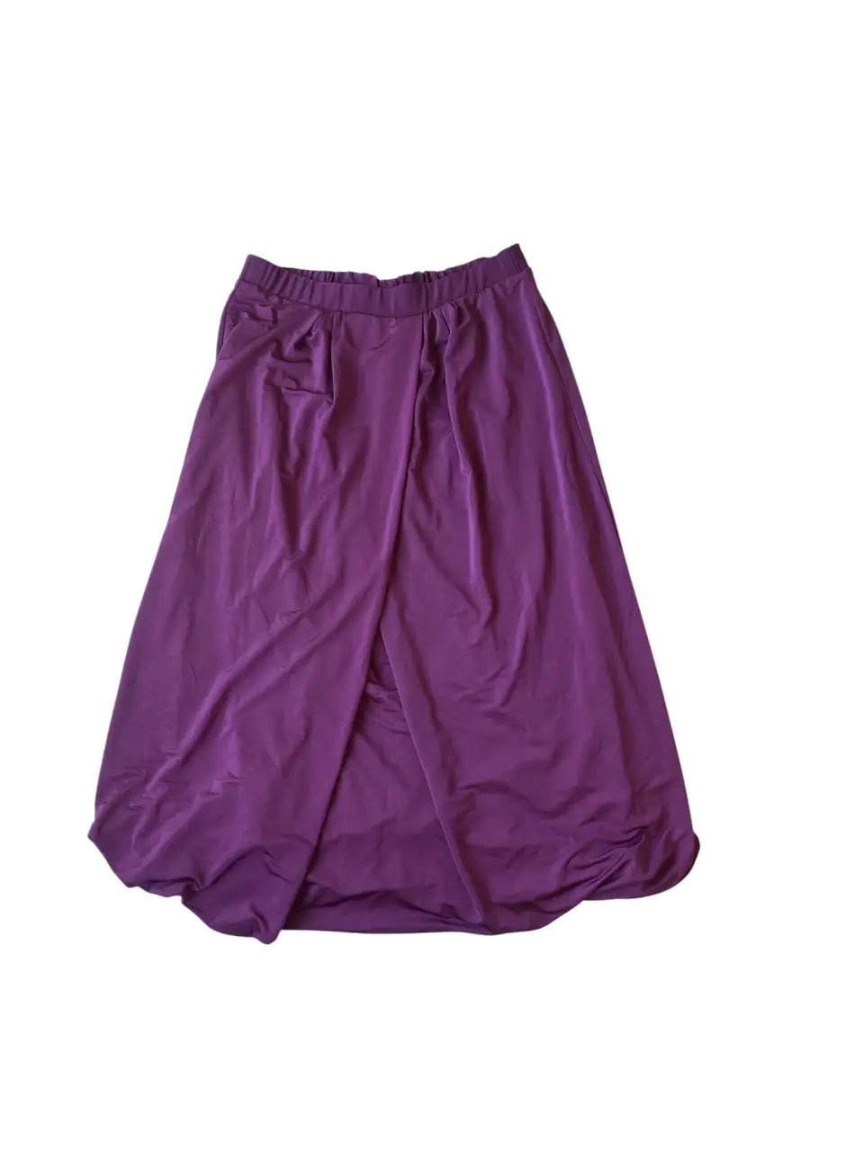 Pollera larga de mujer, estilo balón (con el forro cosido para darle ese efecto) color violeta. Confeccionada en tela suave y fluida, ideal para un look elegante y cómodo. Diseño con caída y movimiento.