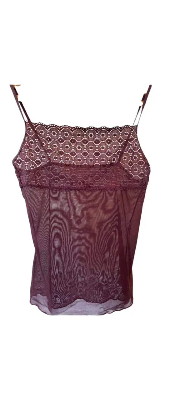 Top de mujer de encaje color violeta. Ideal para usar en una salida o fiesta. Estilo Y2K. color uva