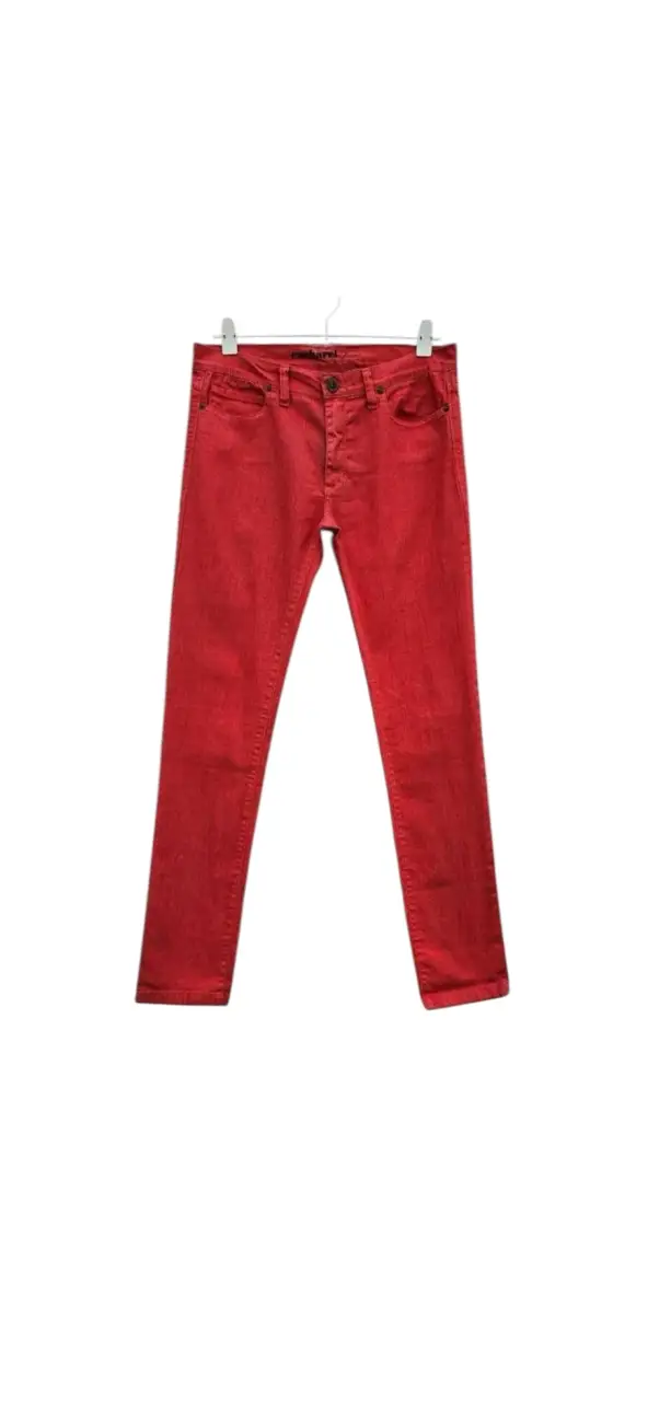 Jeans rojo, corte recto, marca Cacharel Jeans. Un clásico para cualquier ocasión. cintura 42, largo 103, tiro 24-37, cadera 52