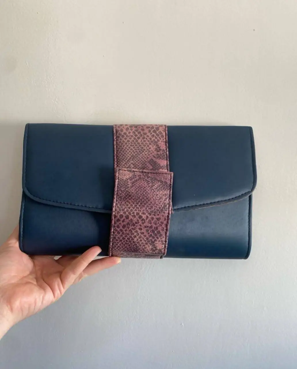 Cartera de mano azul engomado con detalle en rosa crocco estampado de serpiente. Marca Velbet. Ideal para eventos y salidas. 30 × 19 cm