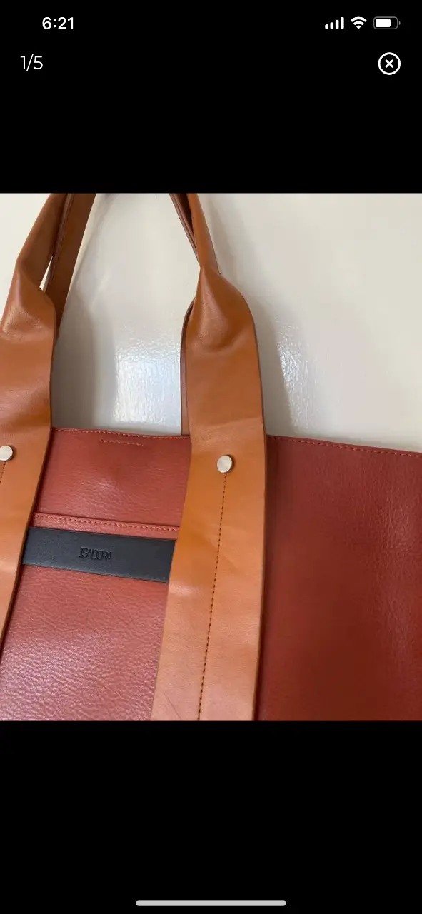 Bolso tote de cuero en tonos marrón y naranja, ideal para llevar todo lo que necesitas con estilo. Perfecto para el día a día. tiene dentro una mancha y x fuera un poquito saltado (ver foto) 30x44cm aprox 