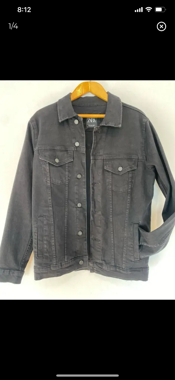 Campera de jean negra de la marca Zara, talle S. Ideal para un look casual y moderno.hombros 43 axilas 50 mangas 63 largo 70