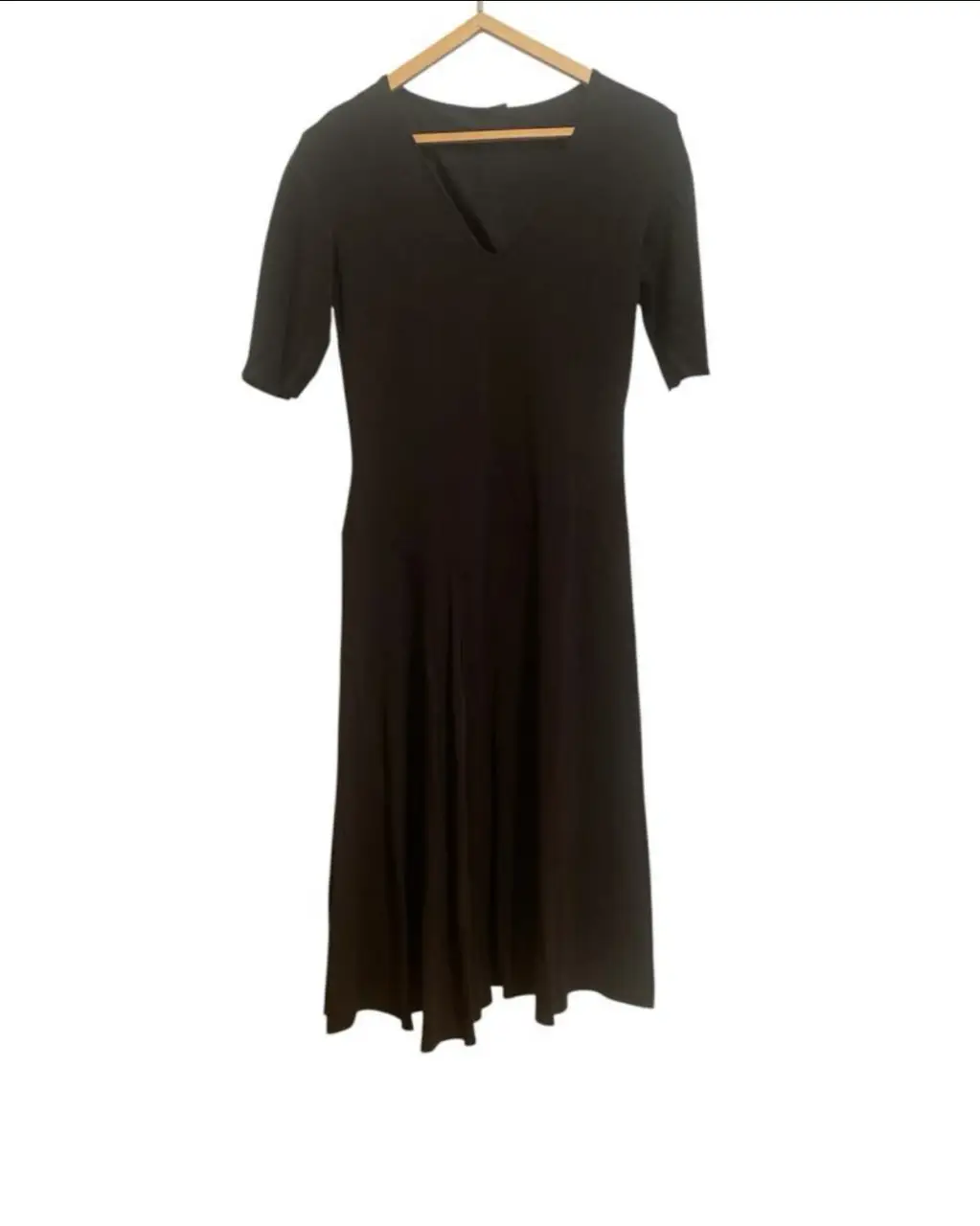 Vestido midi negro de Max&Co., con escote en V y mangas cortas. Ideal para una salida elegante o para el trabajo.