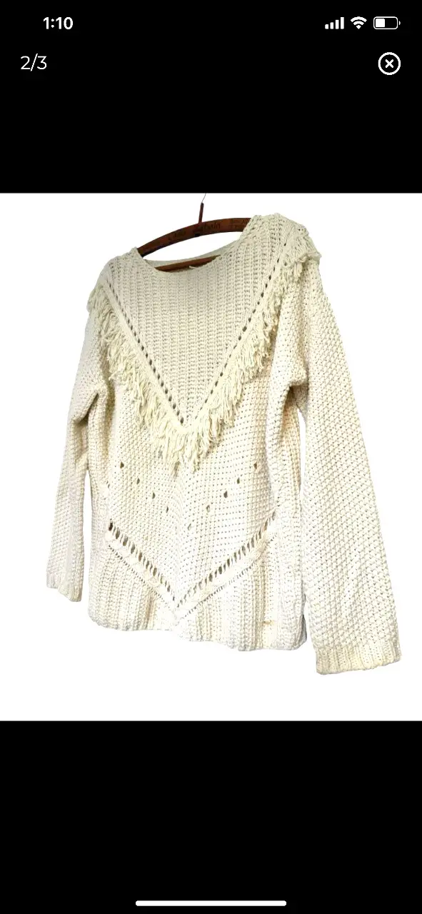 Sweater H&M tejido en color crudo con detalle de flecos en el frente. Ideal para un look boho y casual. 