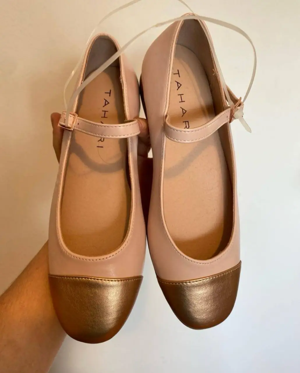 Ballerinas colorndurazno con puntera dorada de la marca Tahari. Diseño clásico y elegante, ideales para un look femenino y sofisticado. Nuevas traídas de USA todavía tienen el precinto. super delicadas!