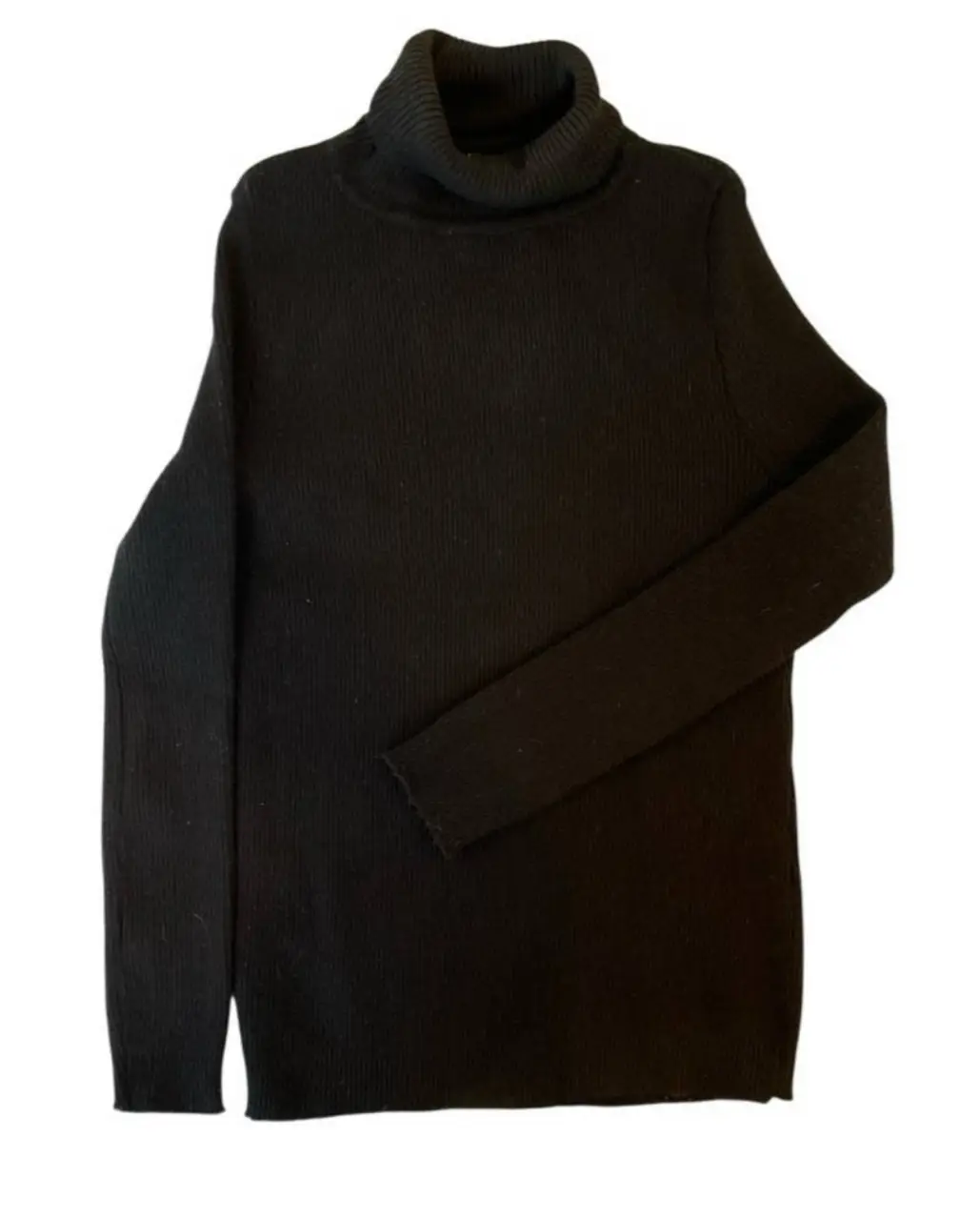 Sweater de cuello alto negro, ideal para el invierno. Perfecto para un look casual o para combinar con otras prendas. Hombros 32, Axilas 42, manga 60, largo 61