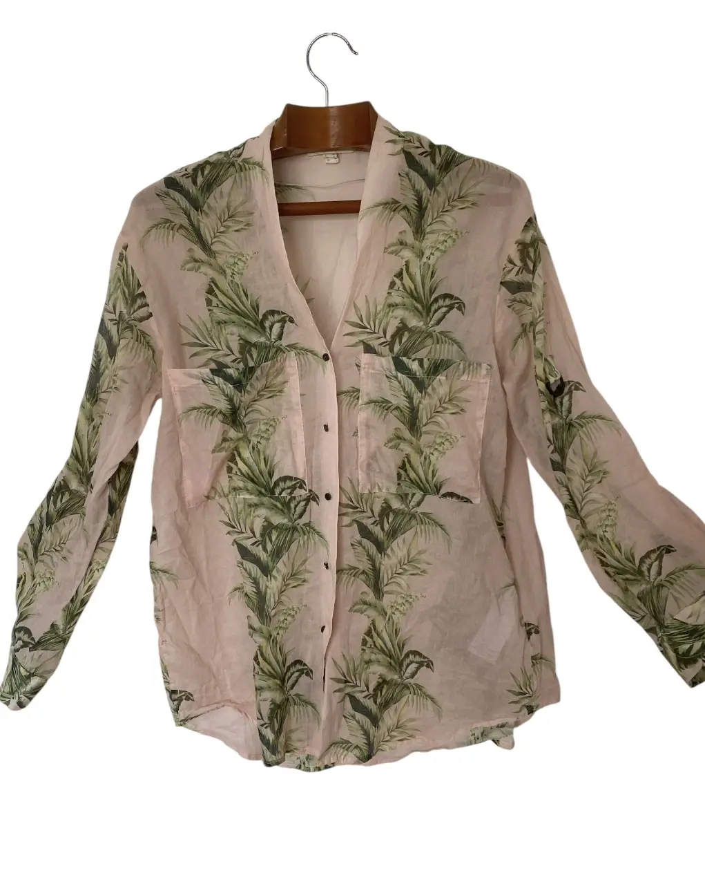 Blusa de mujer con estampado de hojas tropicales en tonos rosa y verde. Corte holgado, con dos bolsillos delanteros y botones. Ideal para un look fresco y casual. Hombros 52, axilas 54, mangas 53, largo  70