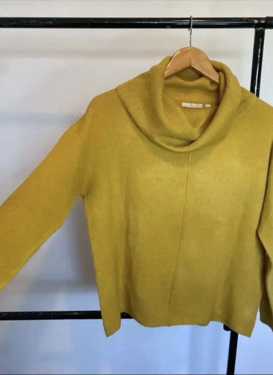 Sweater de cuello alto color amarillo mostaza, de la marca Charles Vögele. Talle S. Ideal para el invierno. modelo over Hombros caídos, axilas 59, largo 61. 