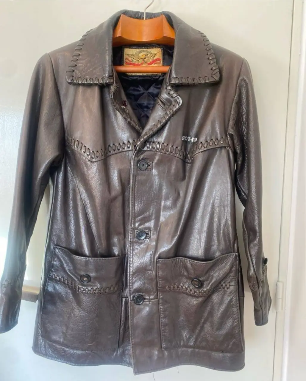 Campera de cuero marrón estilo biker, con detalles artesanales y el logo "SOHO". Ideal para un look vintage y rocker.los detalles que tiene se ven algunos en las fotos y alguna parte descosida del forro hombros 43 axila 50 58 largo 74