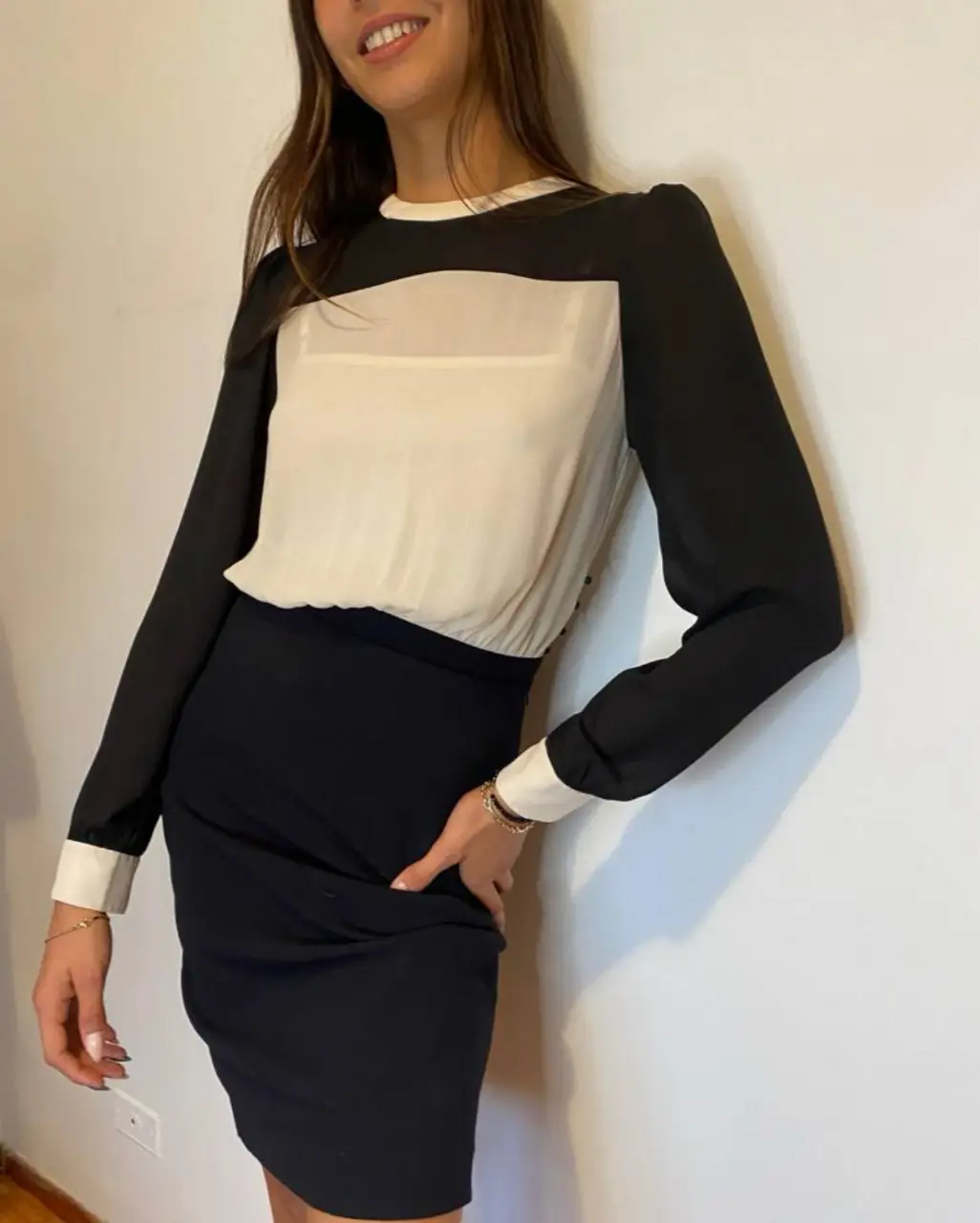 Vestido midi de mujer, con mangas largas y detalles en blanco y negro. Ideal para eventos formales o para un look elegante en el trabajo. Es un sueño! hombros 36 mangas 63 axilas máximo 45 cintura 34 largo total 101 