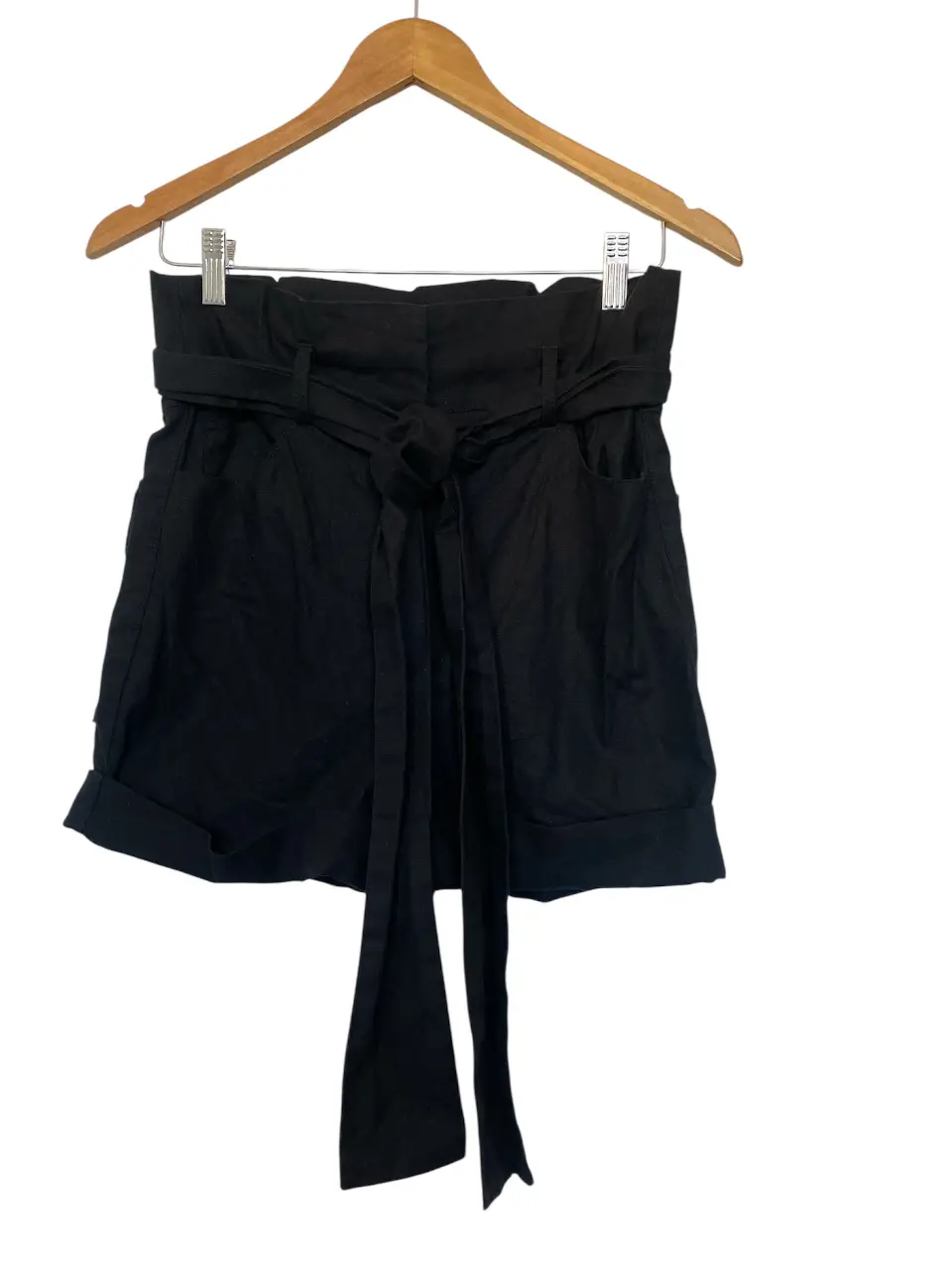 Short negro de mujer con cintura alta fruncida y lazo. Bolsillos delanteros y traseros. Ideal para un look casual y moderno.  Cintura 38, largo 38, cadera aprox 47