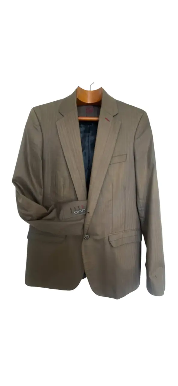 Blazer Zara Man marrón con diseño de espiga, talle 52 EUR/42 USA/42 MEX. Ideal para un look formal o de trabajo. tiene los detalles que se ven en la manga  hombros 44 axilas 51 mangas 69 largo 78