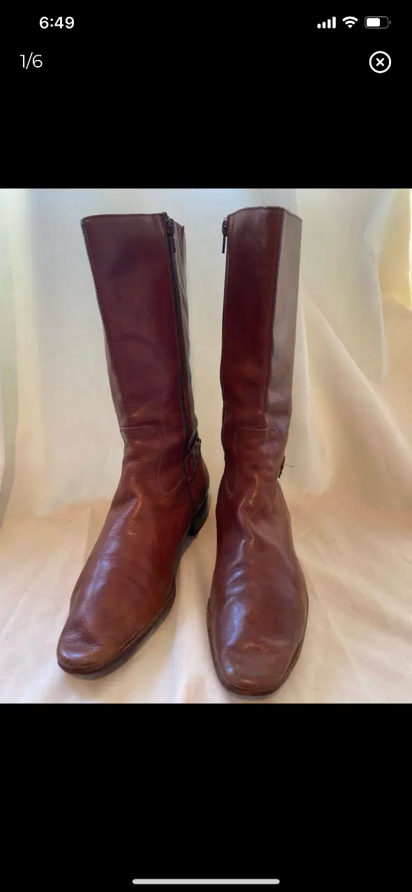 Botas de caña alta de cuero marrón, con cierre lateral y detalles de hebilla en la parte superior. Ideales para un look elegante y a la vez casual. plantilla 26cm / caña 28cm