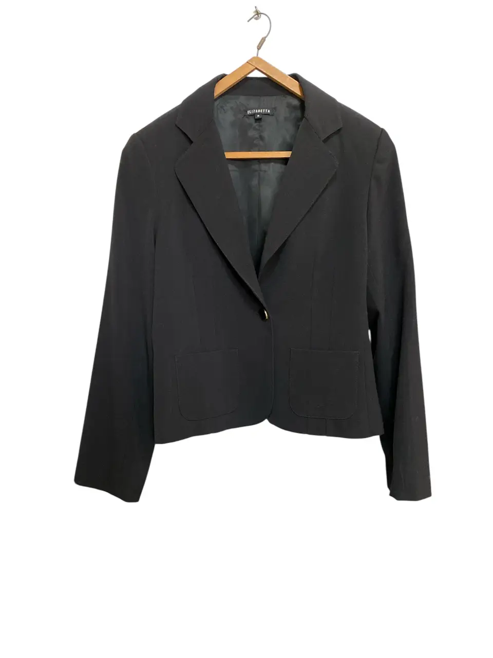 Elegante blazer negro de mujer, ideal para un look formal o de trabajo. Confeccionado con un diseño clásico y atemporal, este blazer es perfecto para combinar con diferentes outfits. Hombros 39, axilas 45, mangas 59, largo 55