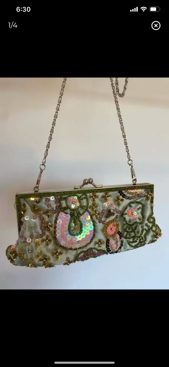 Cartera de mano vintage, con detalles bordados y lentejuelas. Ideal para eventos especiales o para darle un toque único a tu look. 18x9 correa 114cm aprox