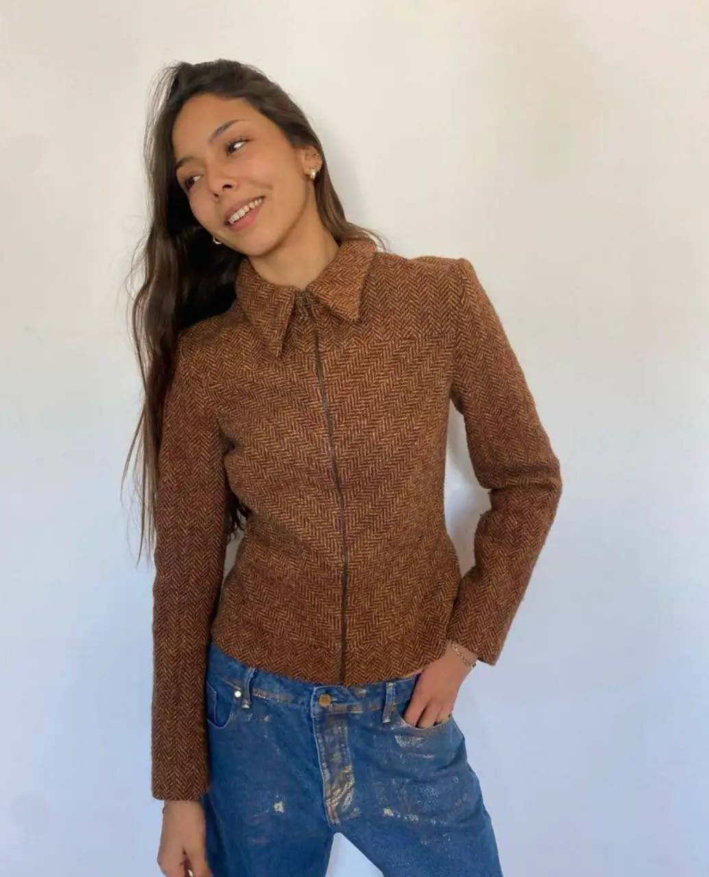 Conjunto de pollera y blazer de tweed marrón con diseño de espiga. Ideal para un look elegante y sofisticado. el blazer es talle m y la falda talle 36 eur/ 4 usa 