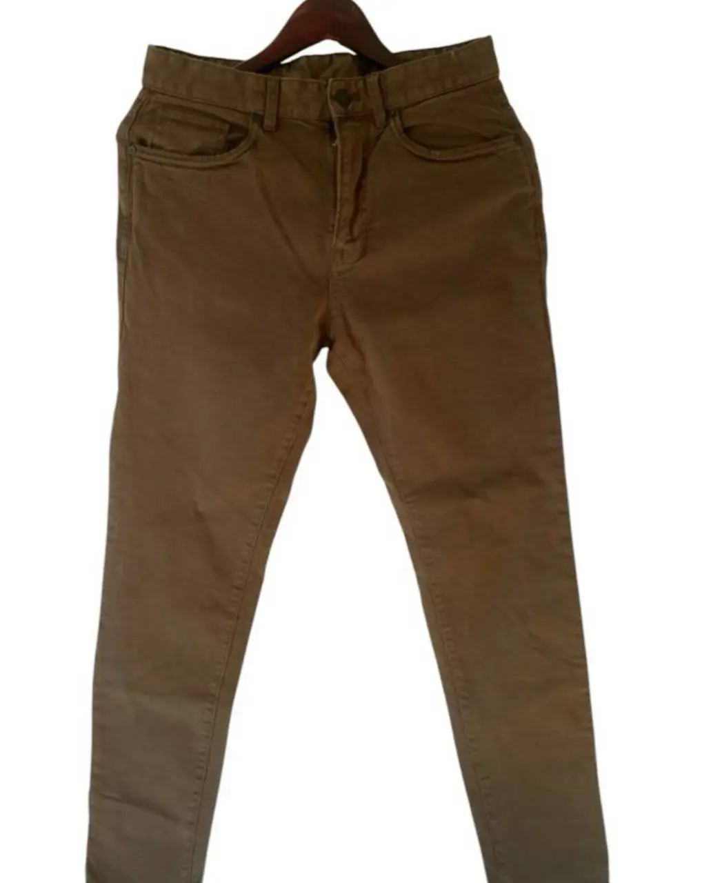 Pantalón de jean color verde oliva de la marca Zara. Talle 29. cintura 37 cadera 40 largo 100, tiro delantero 27, tiro trasero 36
