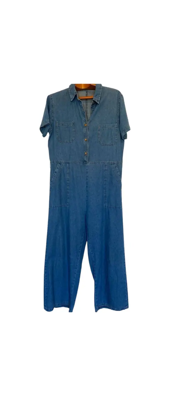Mono largo de jean azul, con mangas cortas, bolsillos y cinturón. Ideal para un look casual y cómodo. hombros 45axilas 56 cintura 52 largo 146