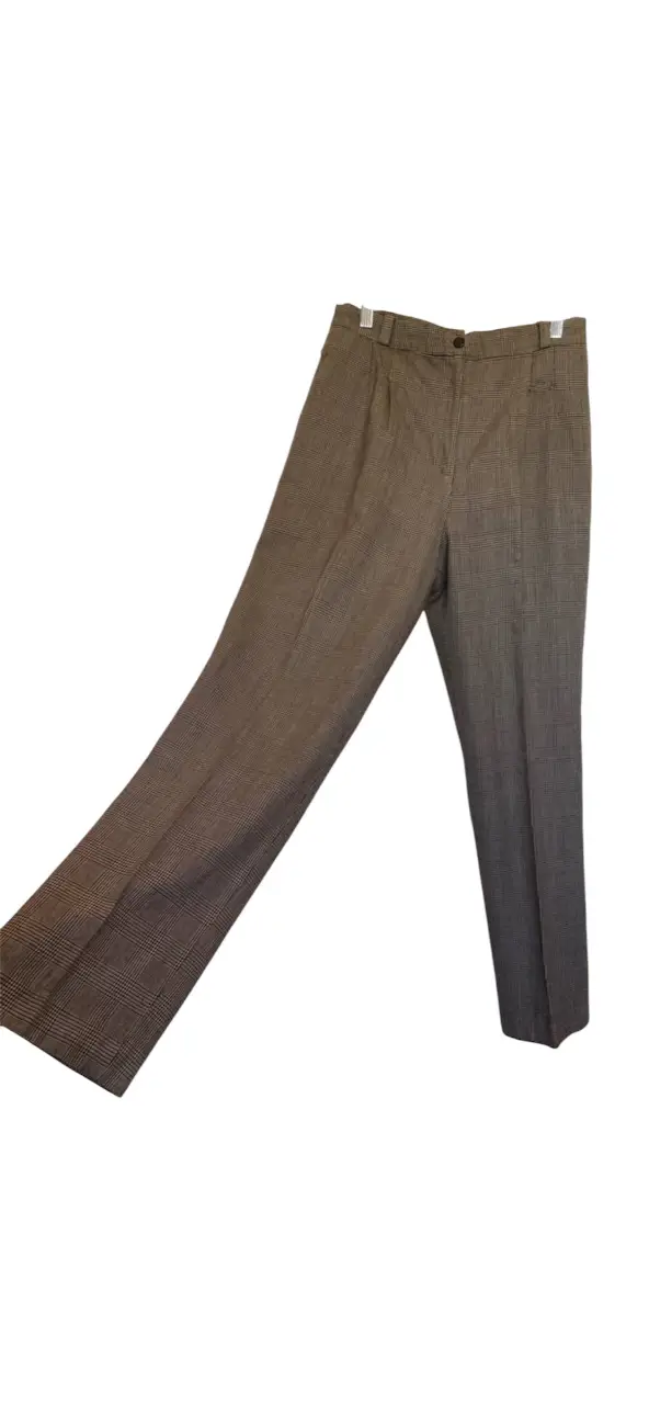 Pantalón sastrero de mujer, con diseño a cuadros en tonos grises y marrones. Corte recto y pinzas delanteras, ideal para un look elegante y versátil. no dice el talle así que ver medidas cintura 38, cadera a la altura del tiro 52, tiro delantero 32,tiro trasero 40,largo 102