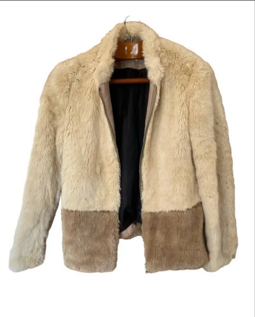 Campera de piel sintética de dos tonos, con cierre y cuello solapa. Ideal para un look casual y abrigado, ajustada a la cintura y dos bolsillos con cierre impecable!!! hombros 40 axilas 46 mangas 62 largo 64