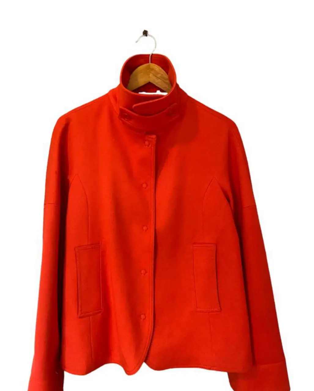 Chaqueta roja de mujer Benetton con cuello alto y botones. Ideal para un look elegante y moderno. talle 40 