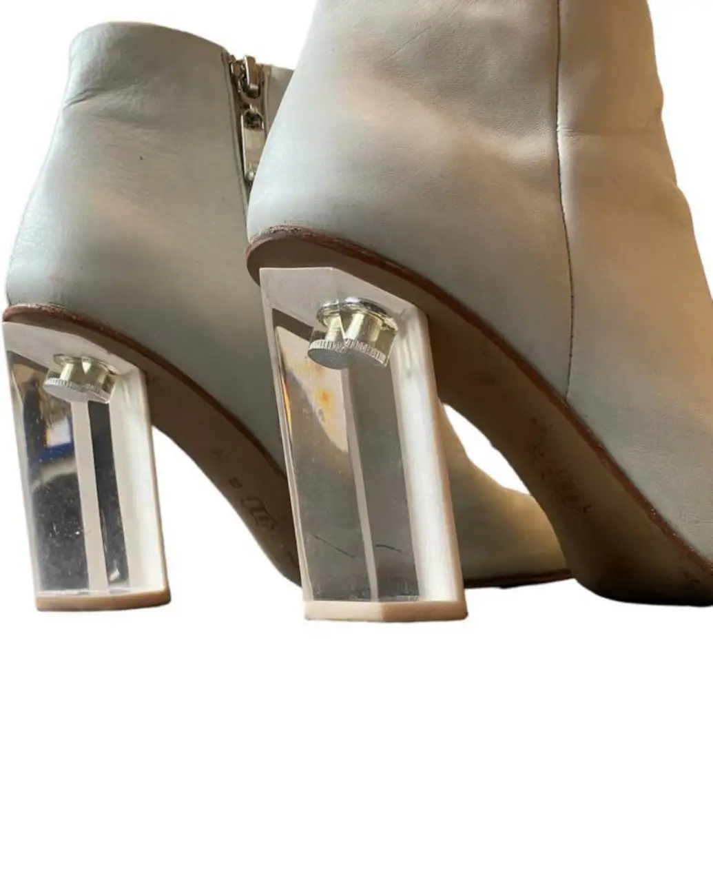Botines blancos con taco transparente de acrílico y cierre lateral. Ideales para un look moderno y sofisticado. taco 9cm, plantilla interna 25cm. se entrega en su caja original