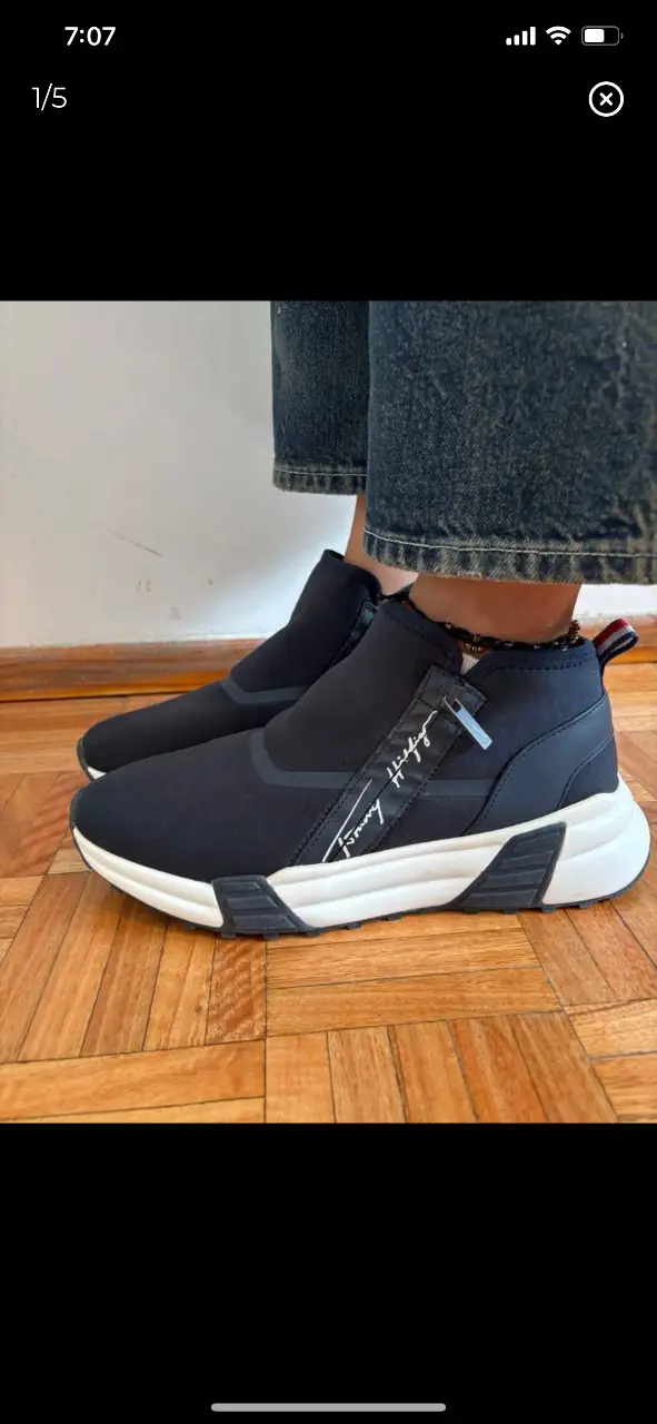 Zapatillas Tommy Hilfiger azul noche con detalles en blanco y logo de la marca. Diseño moderno y cómodo, ideales para un look casual y urbano. 27cm plantilla 