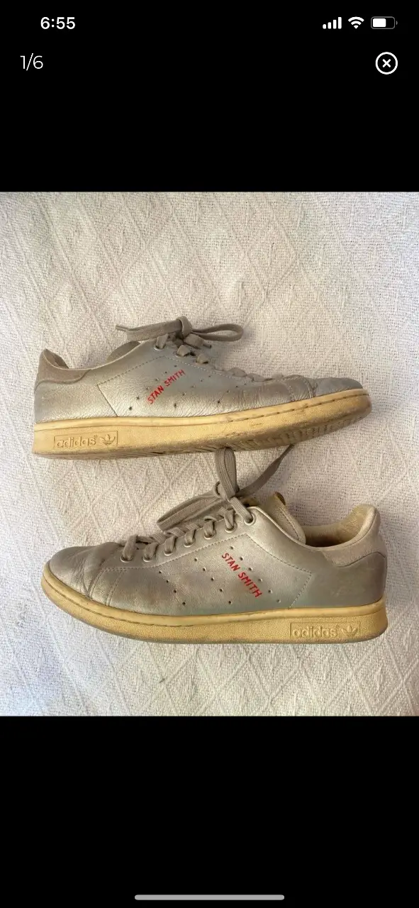 Zapatillas Adidas Stan Smith plateadas con detalles en rojo. Diseño clásico y atemporal, ideales para un look casual y cómodo. Detalles de desgaste que le dan un toque vintage.  26cm plantilla