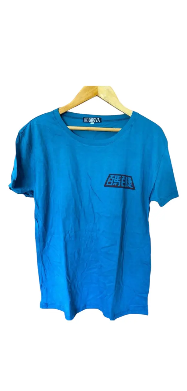 Remera de manga corta turquesa con estampado de un tigre y letras en chino. Ideal para un look casual y con onda. 100% algodón peruano (sima) de la marca grōva, el algodón peruano es reconocido por su excelente calidad y durabilidad, hombros 52 axilas 53 largo 72