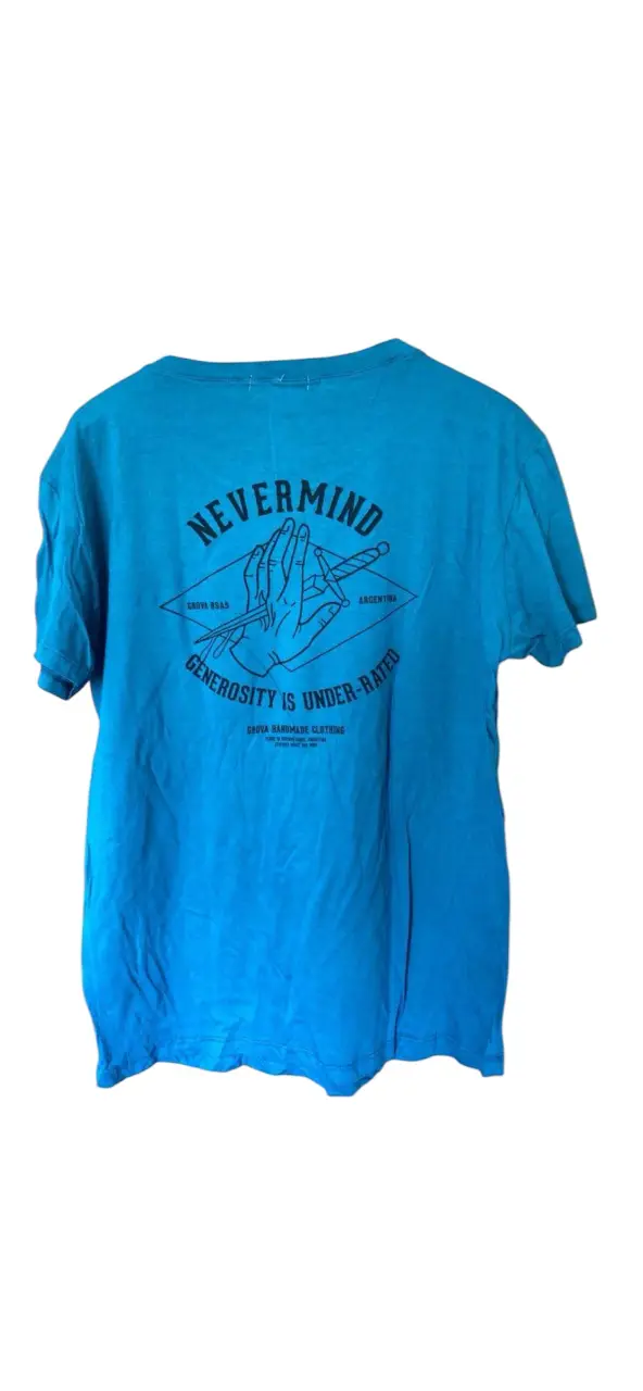 remera turquesa 100% algodón peruano (sima) de la marca grōva. El algodón peruano es reconocido por su excelente calidad y durabilidad. hombros 50 axilas 51 largo 72