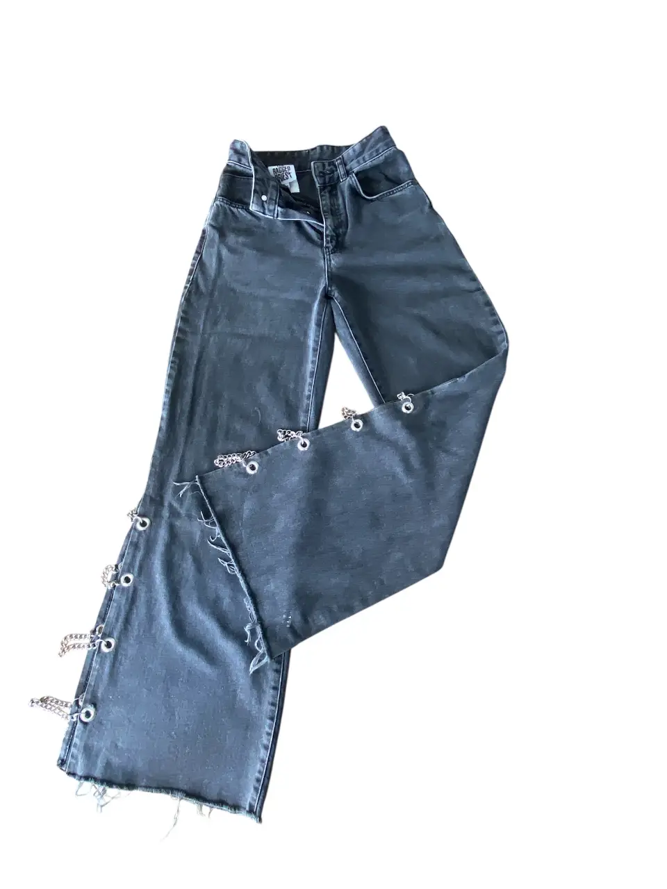 Jeans de mujer estilo wide leg, tiro alto, con detalles de cadenas y aberturas en los laterales. Un jean con onda para un look Y2K.