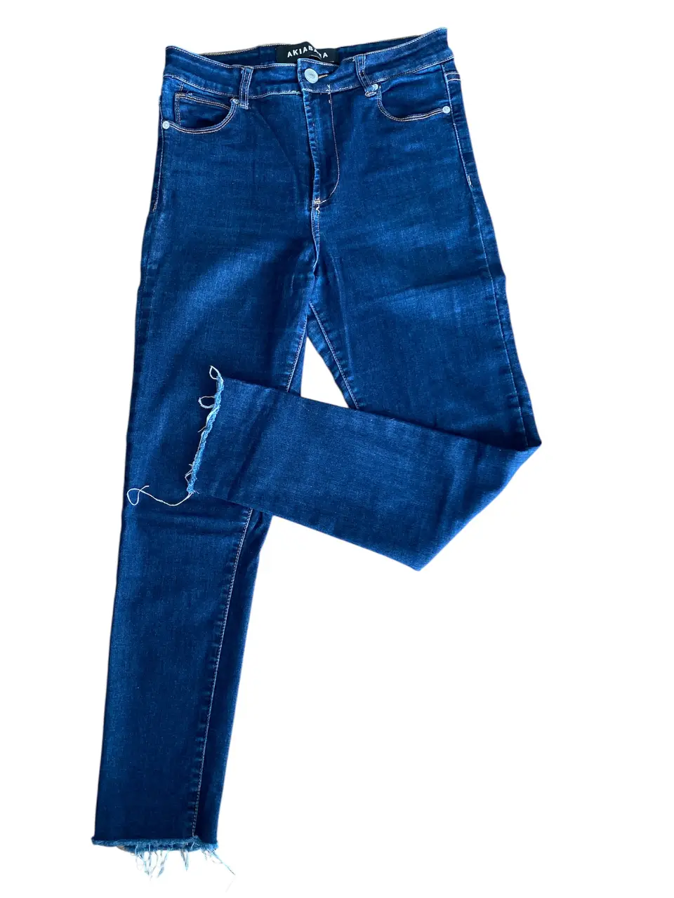 Jeans de mujer tiro alto, con corte recto y terminación desflecada. Un clásico que no puede faltar en tu guardarropa. talle 29/30 Cintura 38-44, cadera a la altura del tiro 45 (sin estirar) tiro 30, largo 95 . tiene un poco de desgaste en el tiro 