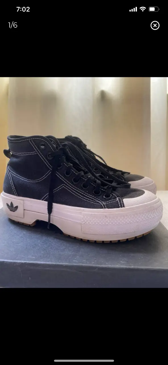 Zapatillas Adidas Nizza TREK Platform de caña alta en color negro con detalles blancos. Diseño moderno y urbano, ideales para un look casual y con estilo. 24 plantilla/4cm plataforma