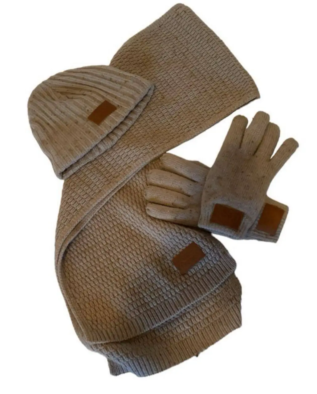 Conjunto de gorro, bufanda y guantes tejidos en color crudo, ideal para el invierno. Perfecto para mantenerte abrigada con estilo. guantes talle m/l bufanda: 150cm