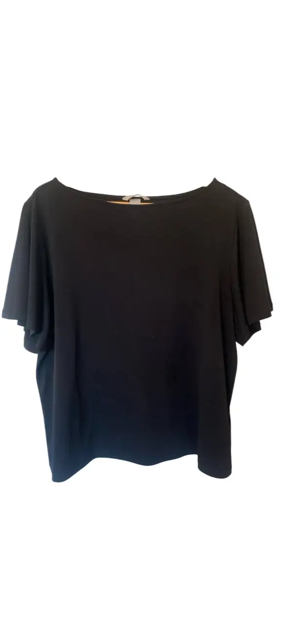 Blusa negra de manga corta con diseño de volados en las mangas. tela tipo crepe. Ideal para un look casual y cómodo. Hombros 42, axilas 58, largo 60