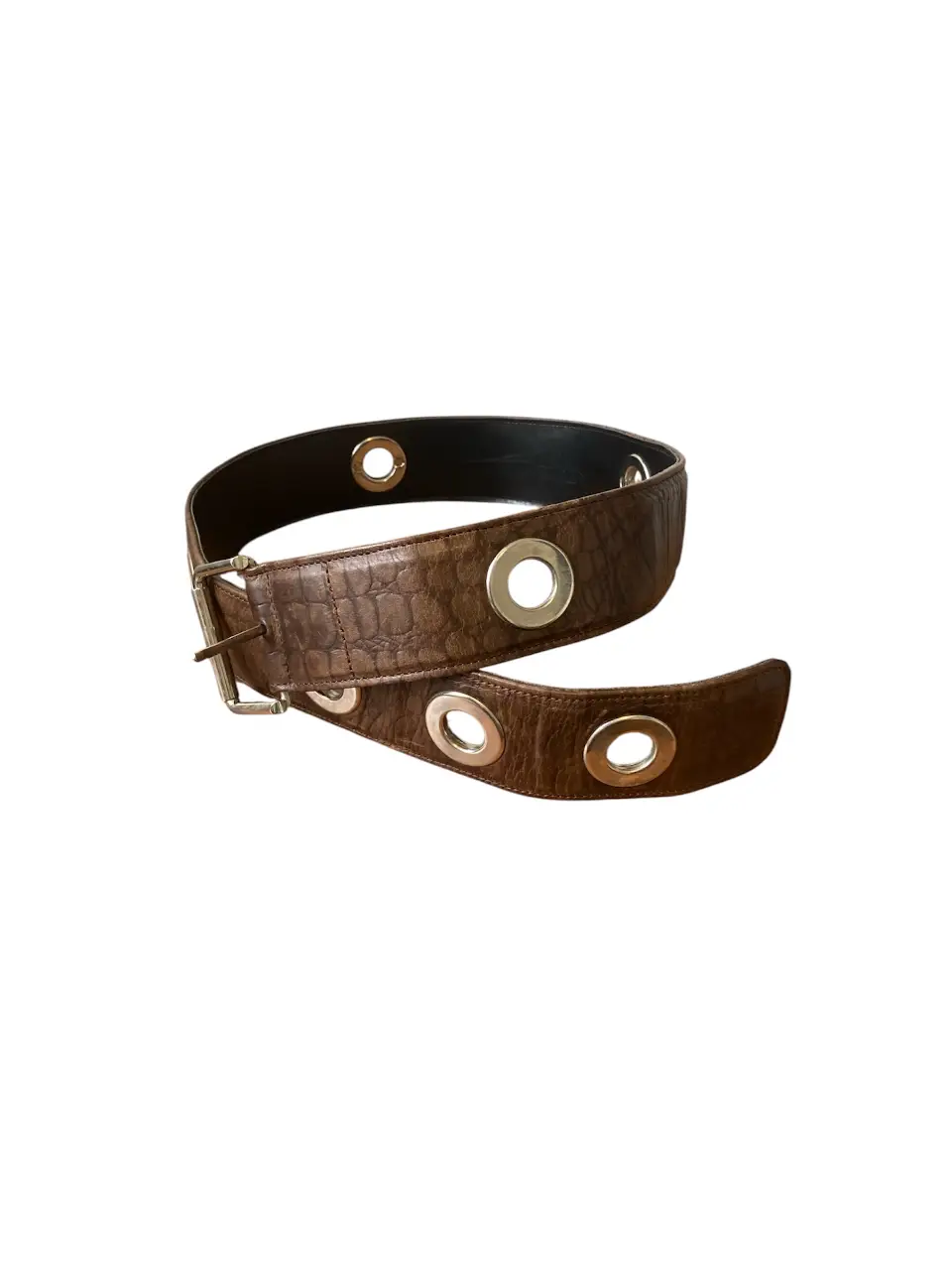 Cinturón de ecocuero marrón con detalles de ojales metálicos. Ideal para darle un toque de estilo a cualquier look. 96cm
