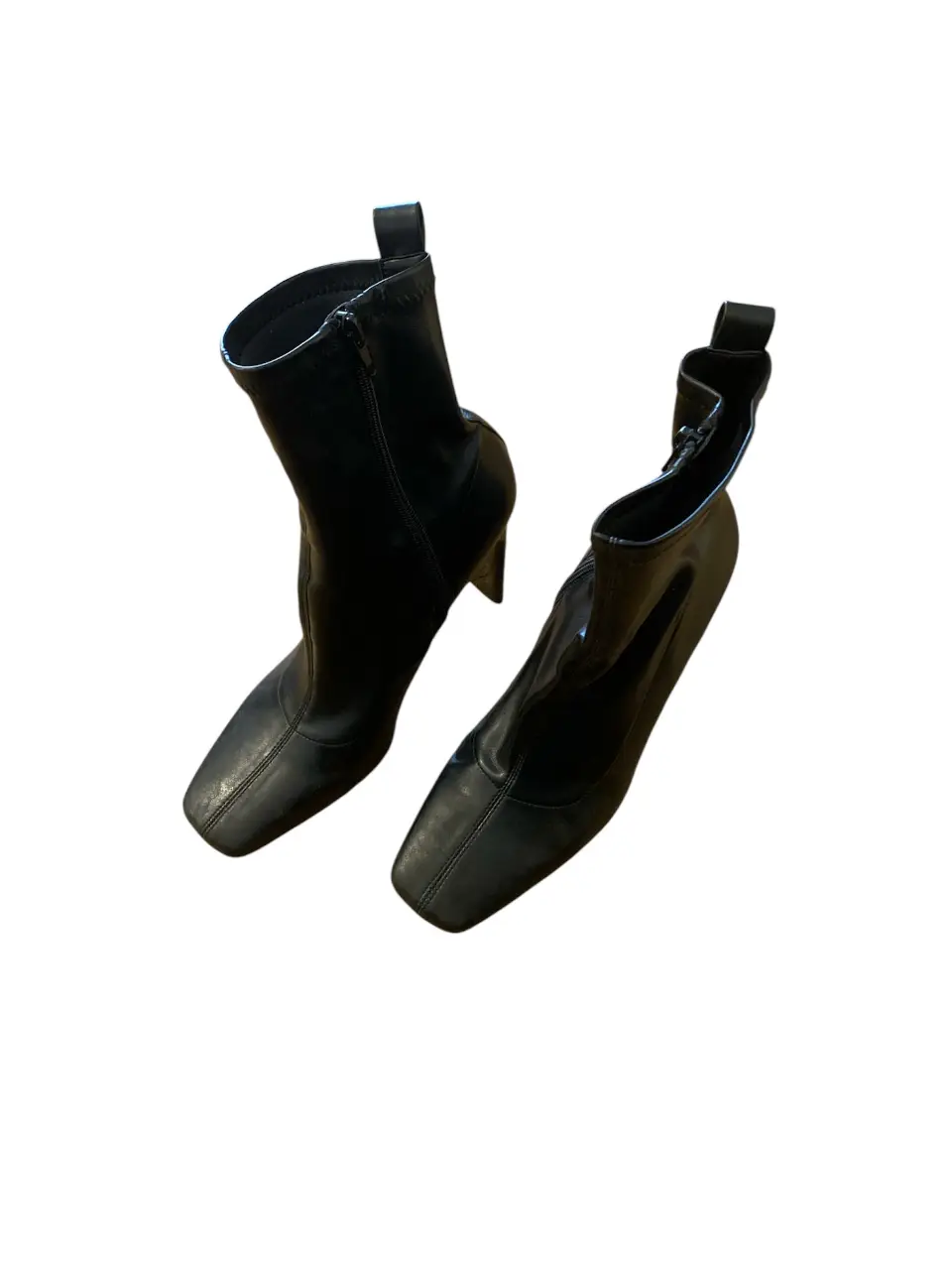 Botines de cuero negro con taco alto y punta cuadrada. Ideales para un look elegante y moderno. La caña es elastizada. Argentina 39/ Eur 40