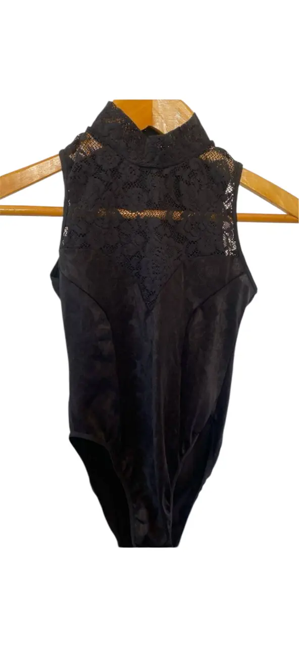 Body negro con cuello alto y detalles de encaje en la parte superior. Ideal para un look elegante y sofisticado.