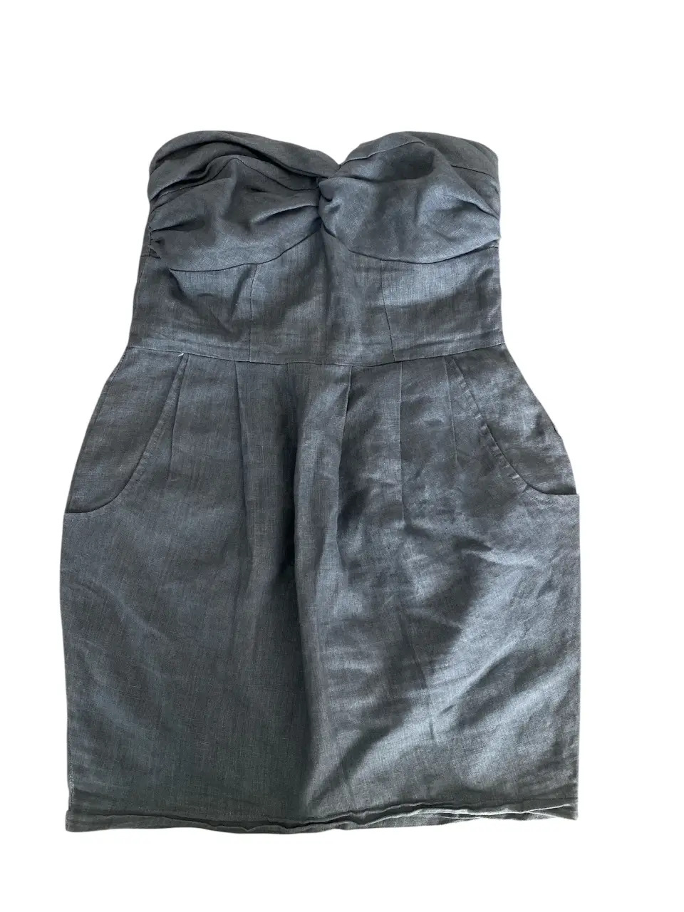 Vestido strapless gris, ideal para una salida o evento especial. Diseño elegante y moderno. marca elizabetta, con cierre lateral escondido y bolsillos delanteros. Pecho 37, (máximo 42) línea de cintura 38, cadera (al final de los bolsillos) 52, largo 64 
