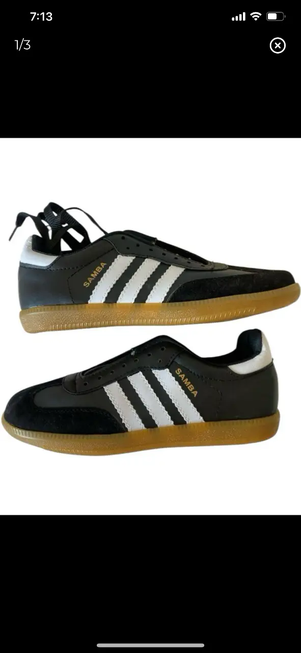 Zapatillas Adidas Samba (no OG) negras con detalles blancos y suela de goma. Un clásico del calzado deportivo, ideales para un look casual y cómodo. 26,3cm plantilla 