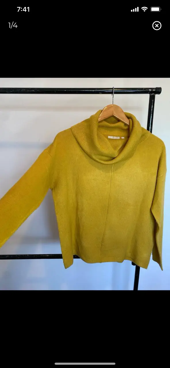 Sweater de cuello alto color amarillo mostaza, de la marca Charles Vögele. Talle S. Ideal para el invierno. modelo over Hombros caídos, axilas 59, largo 61
