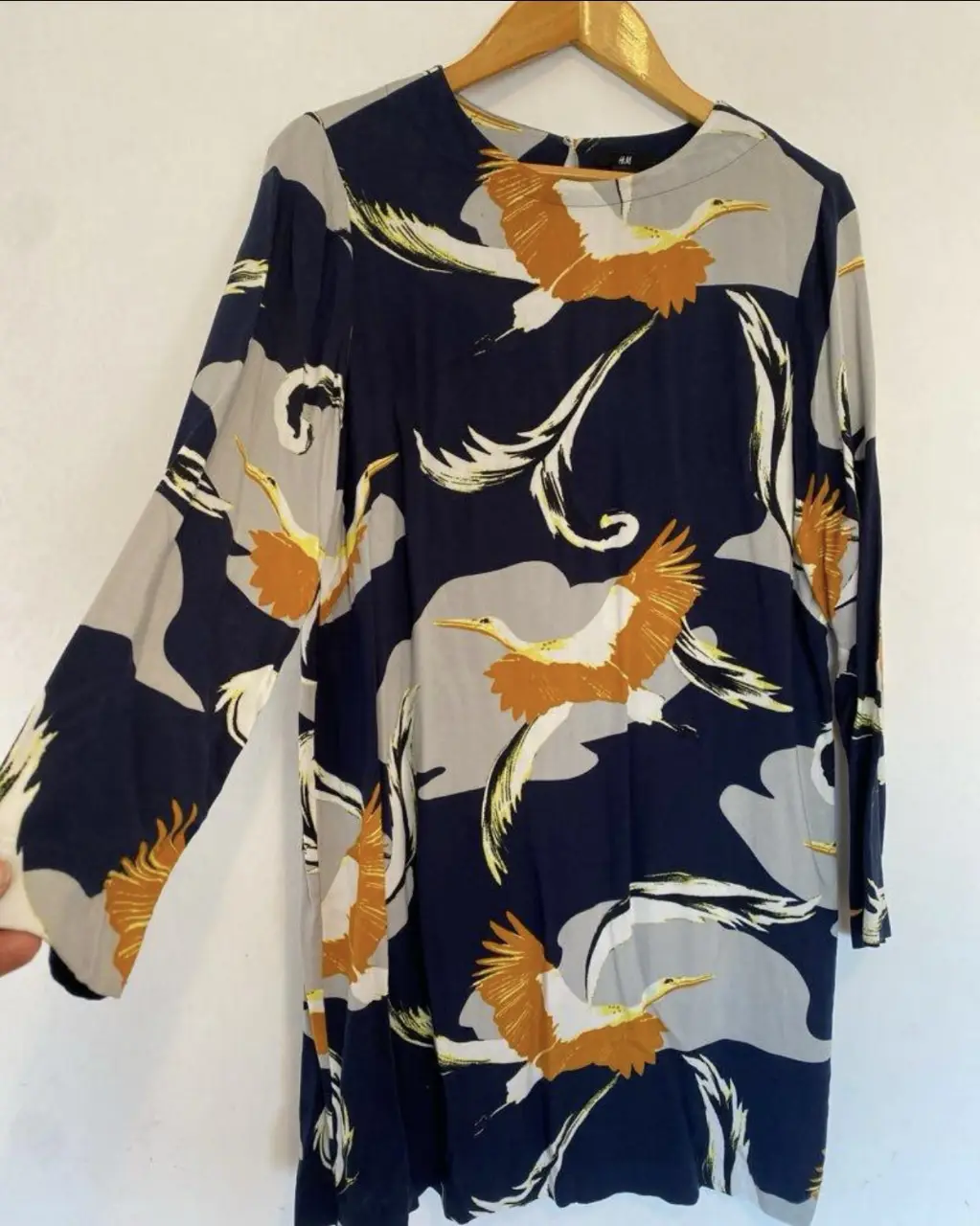 Vestido midi de mujer con estampado de pájaros en tonos azul marino, gris y naranja. Diseño con mangas largas y corte holgado, ideal para un look casual y cómodo.